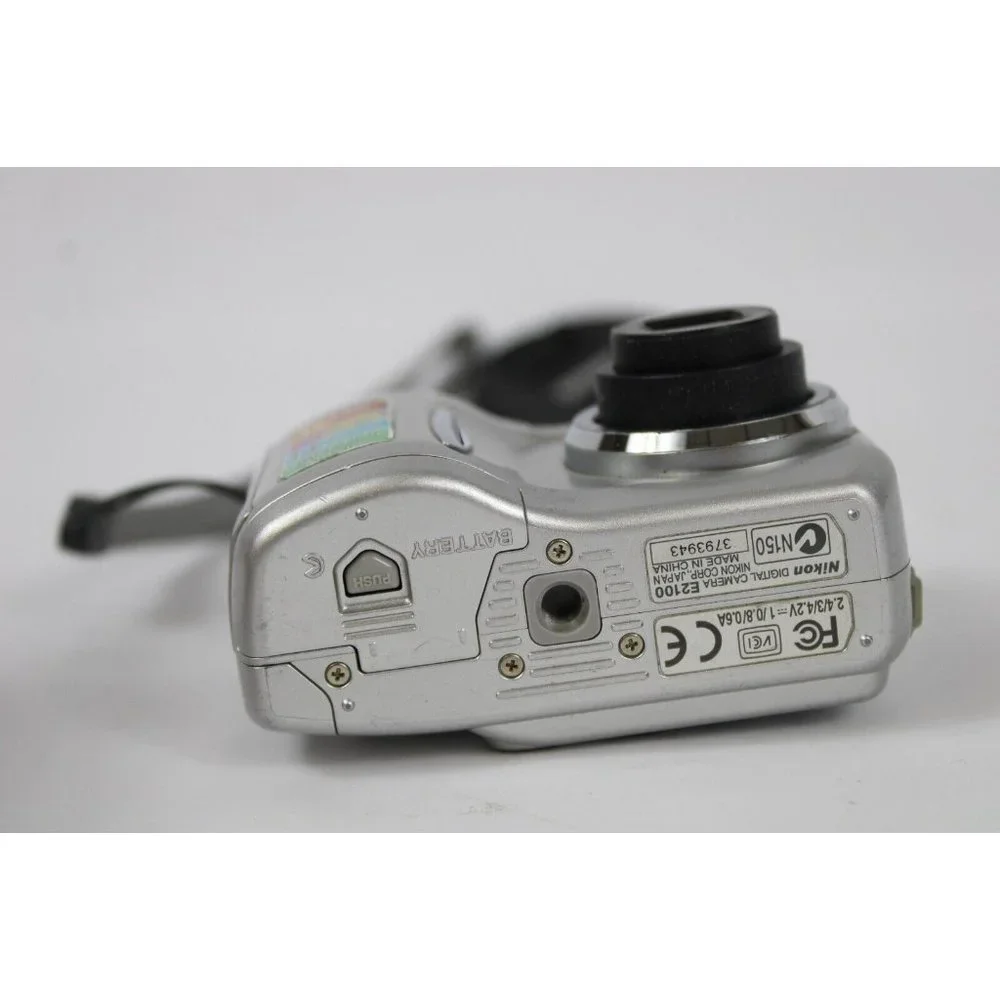 Nikon COOLPIX 2100 2.0MP Digital Camera Silver Retro Vintage Tested & Working